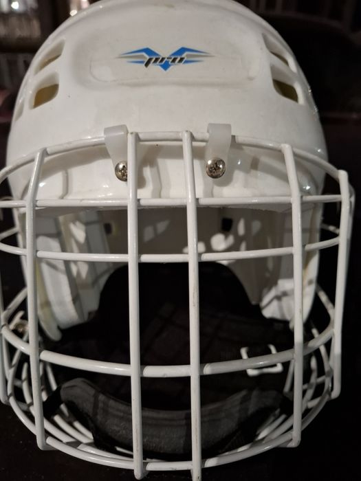 Продам каски для хоккейя