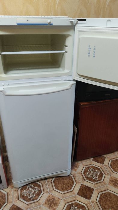 Продается холодильник «Indesit» в отличном состоянии. высота 1,5м