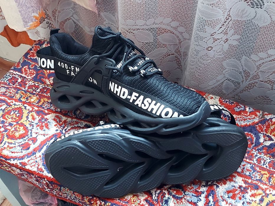 Продам кроссовки