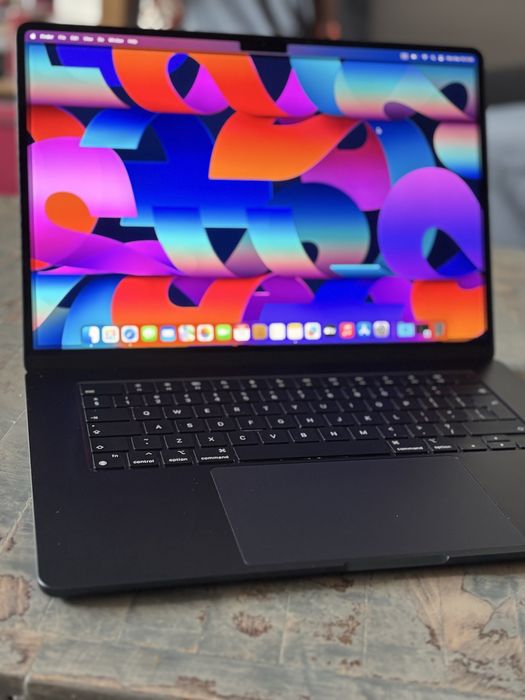 MacBook Air 15 M3 (2024) 8GB / 256GB – 97% батерия – като нов