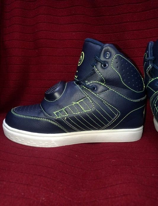 Из США, подростковая обувь, бренда BEATZ BOYS SHOES SZ4 BLUETOOTH !