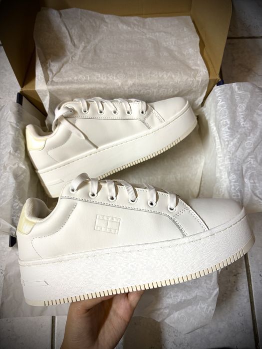 Бели дамски кецове Tommy Hilfiger TJW Flatform Pearlized Sneaker - размер 39