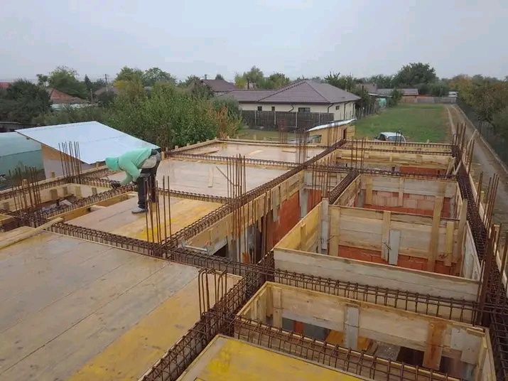 executam lucrări în construcții Case la rosu interioare