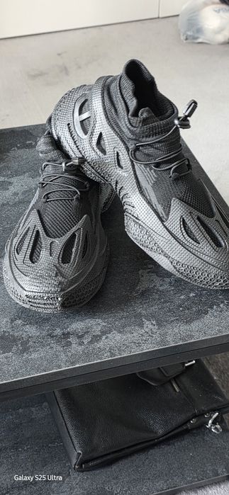 Продам спортивную обувь