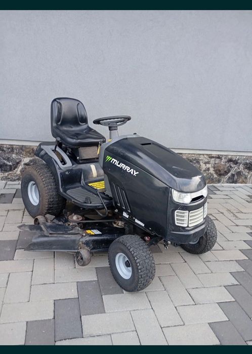 Tractoraș tuns iarba gazon