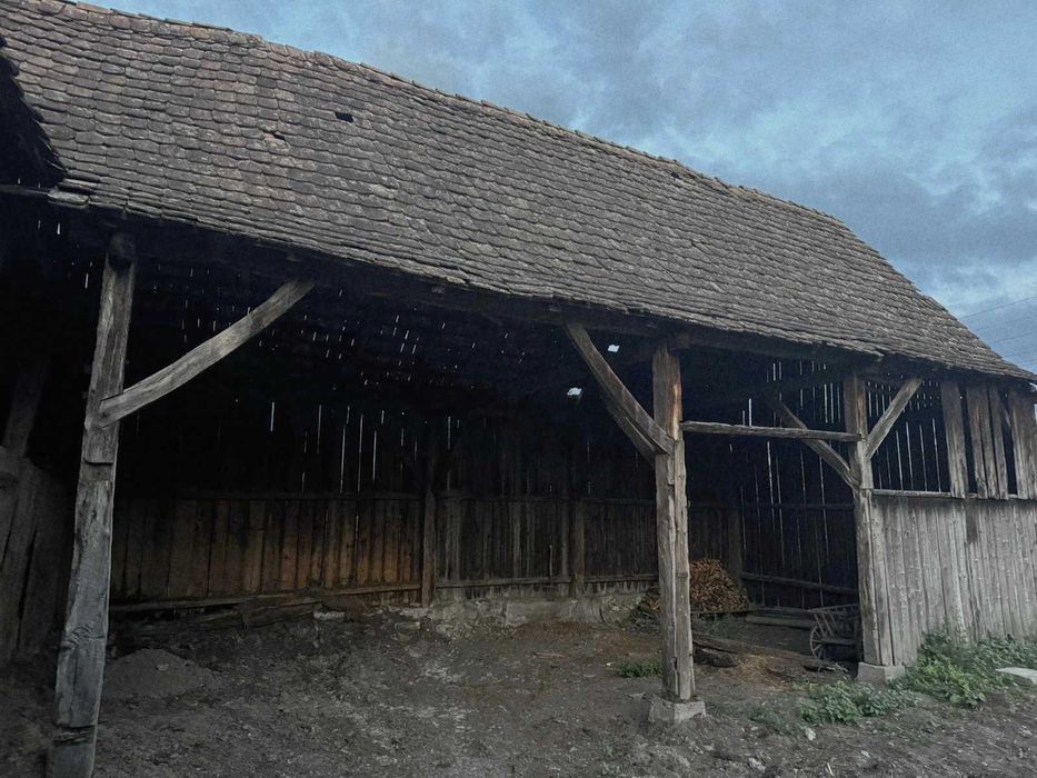 Șura mare veche de 80 de ani