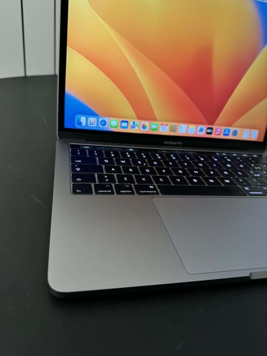 Macbook pro cu touchbar