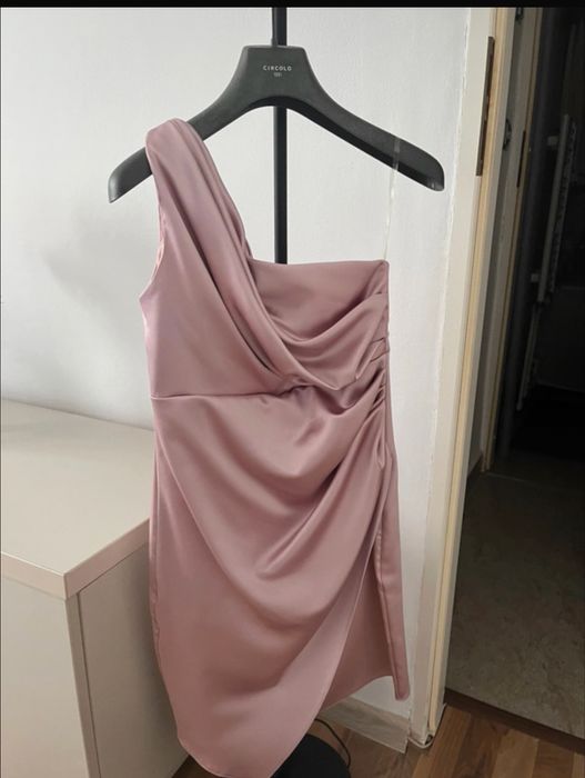 rochie eleganta , potrivita unui eveniment