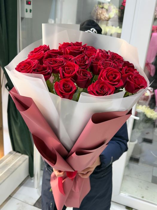 Высокие розы! Красные , белые , розовые