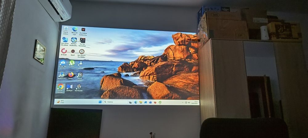 Vând video proiector,în stare bună,de funcționare.