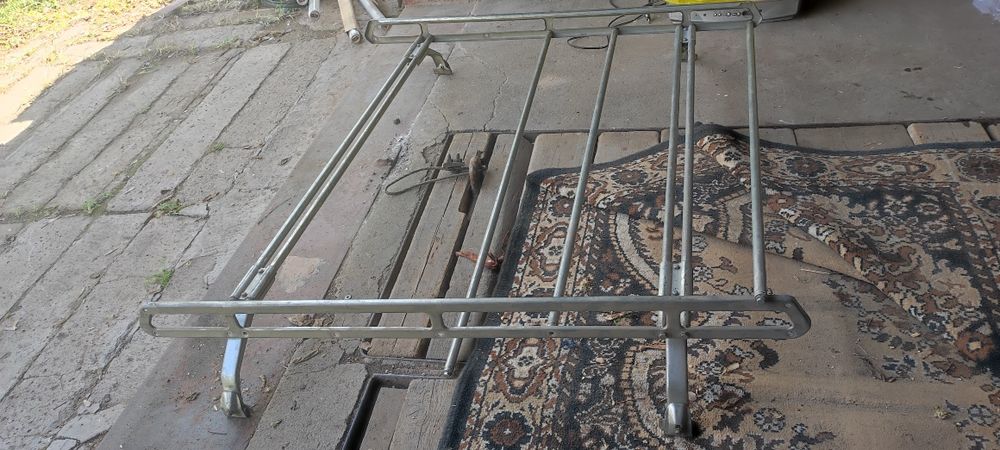 Продам багажник на крышу.