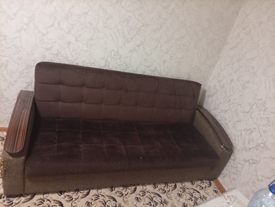 Sifatli divan. Mushuk tirnabtashlagan. Materiali alishsa yangidek