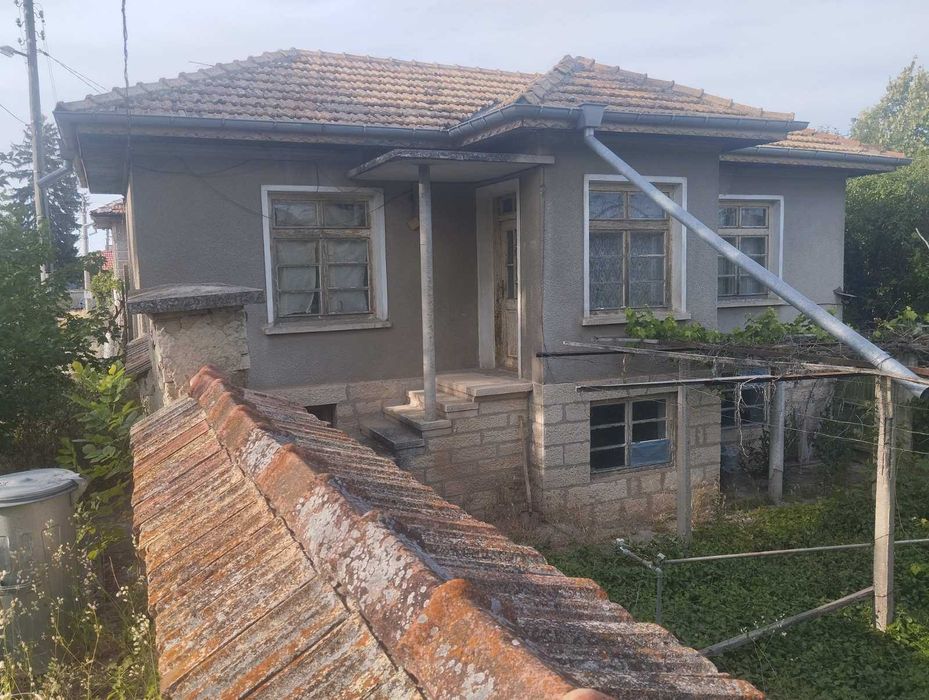 Продава се къща в село Мадара