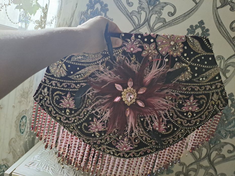 Kelinlik liboslari uchun qalpoq va dastro'mol