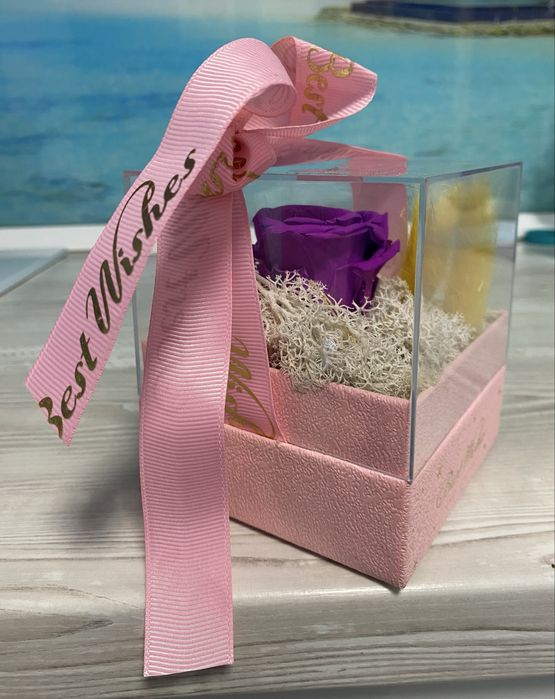 Cutie cadou „Best Wishes” cu trandafir de săpun si licheni 11,5×10 cm