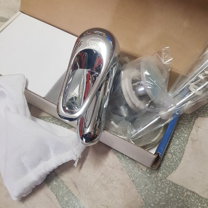 Смесител едноръкохватков стоящ за умивалник. Forma Vita модел Modena