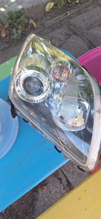 Тойота авенсис десен фар