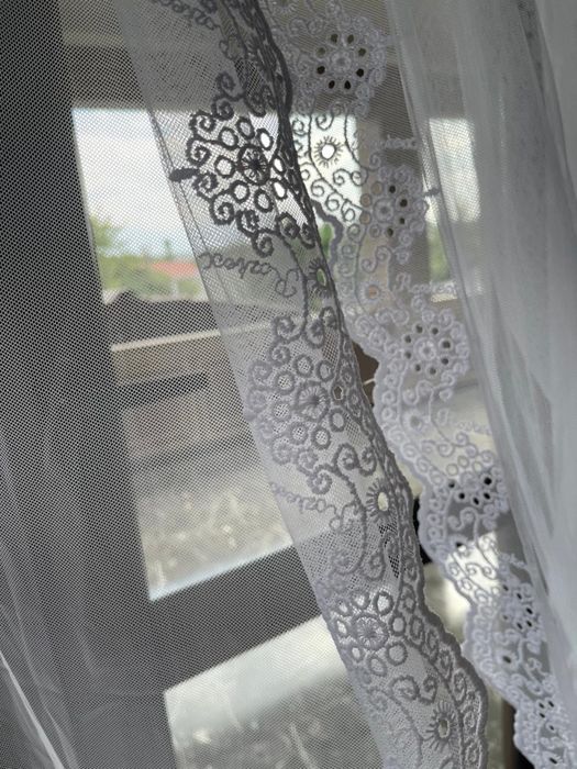 Тюль для окна у лестницы