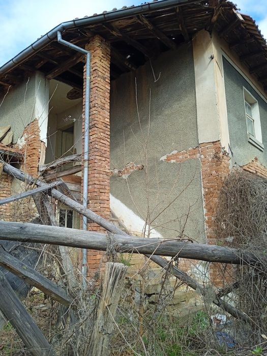 Дворно място със стара къща.