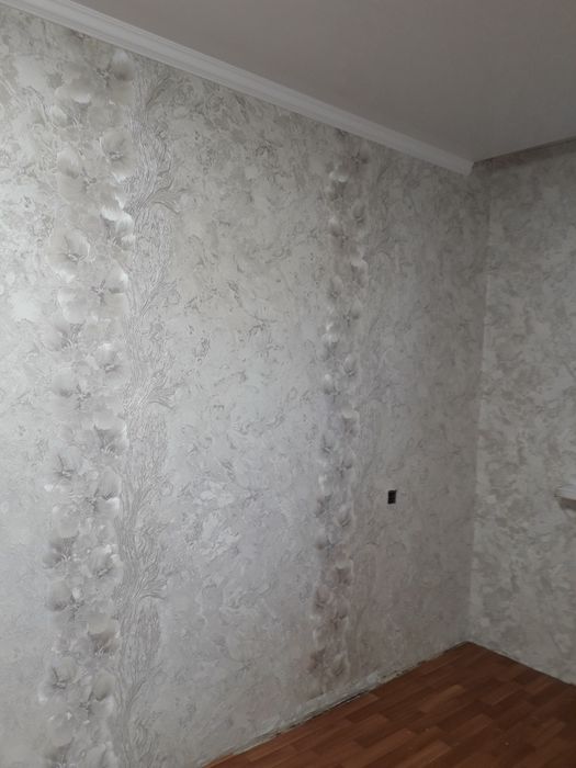 Поклейка обоев,  галтелей