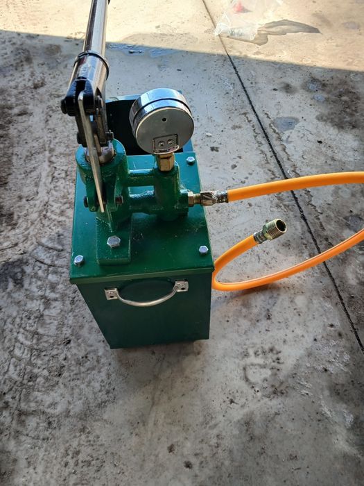 Pompa manuala de testat instalatii 100 bar  cuva 10 litri