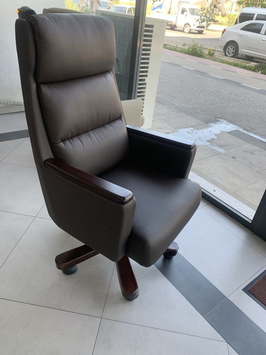 Продам офисное кресло премиум-класса | Натуральная кожа + дерево