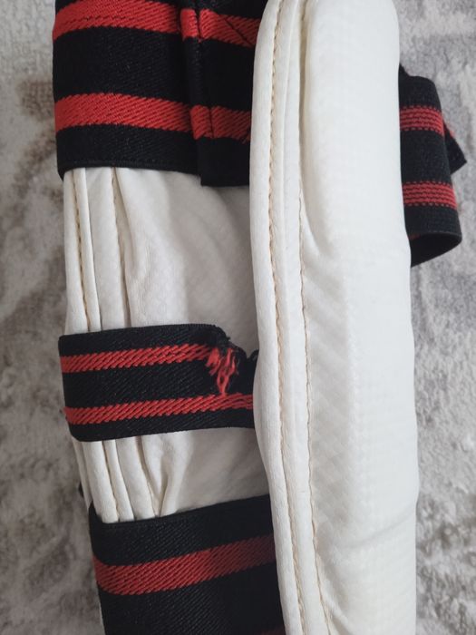 щитки на руки и на ноги.