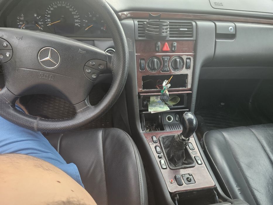 Mercedes e220 din 2002