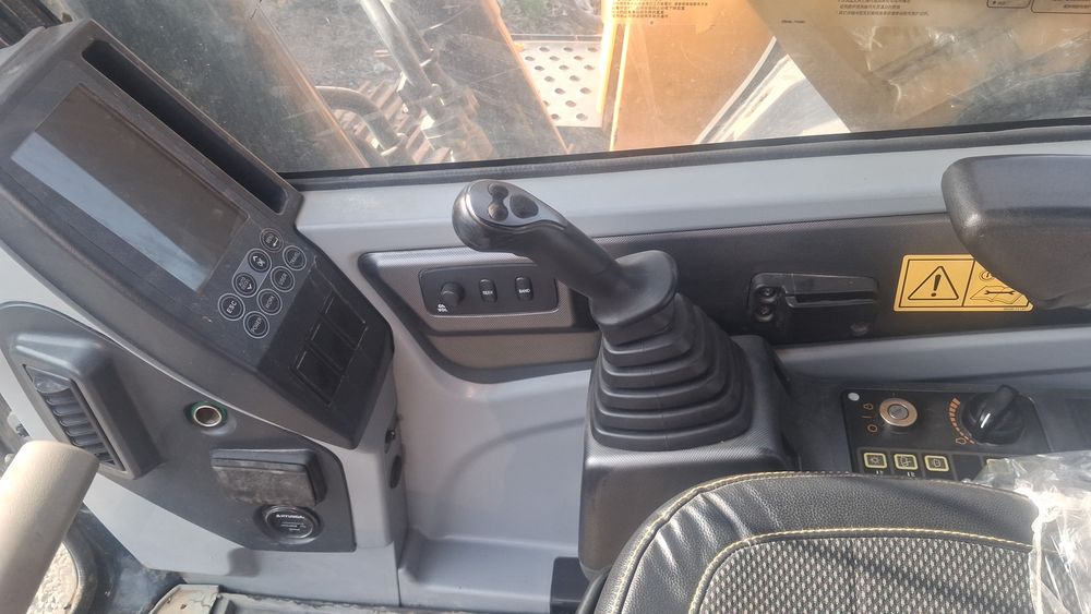 Гусеничный экскаватор