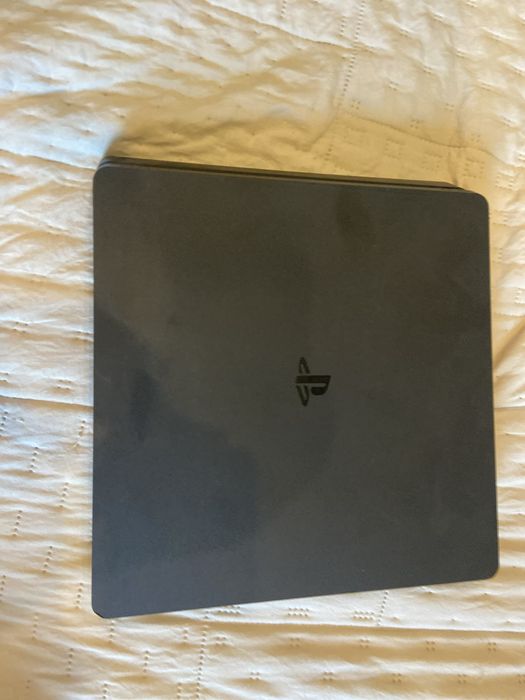 Продам PS 4 б/у.