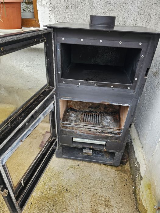 Камина на дърва.