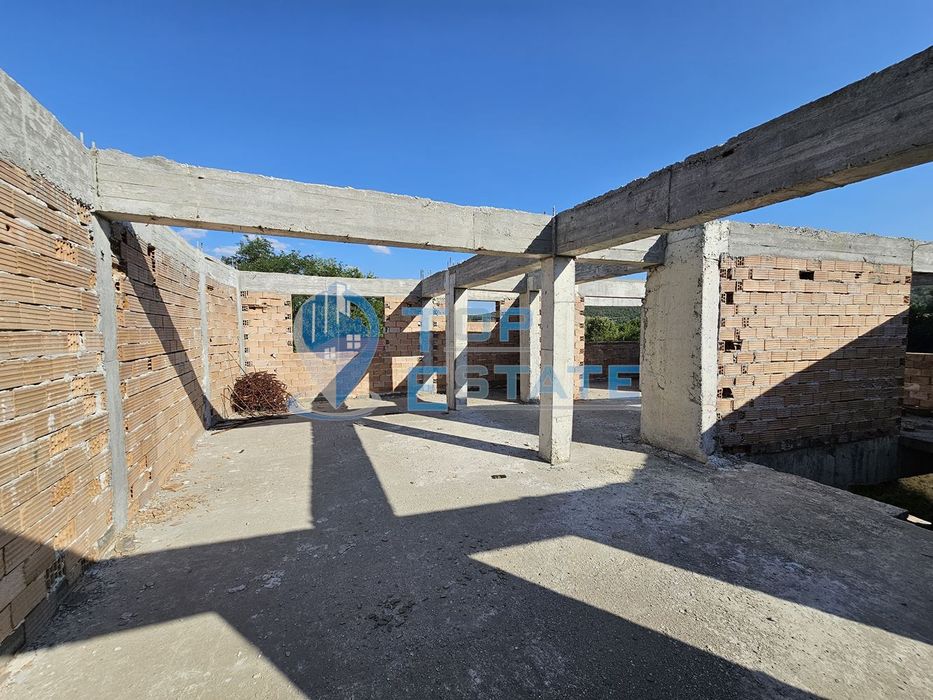 Двуетажна къща на груб строеж с втора къща и басейн с панорама в село