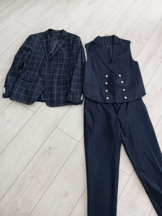 Vând costume bărbătești