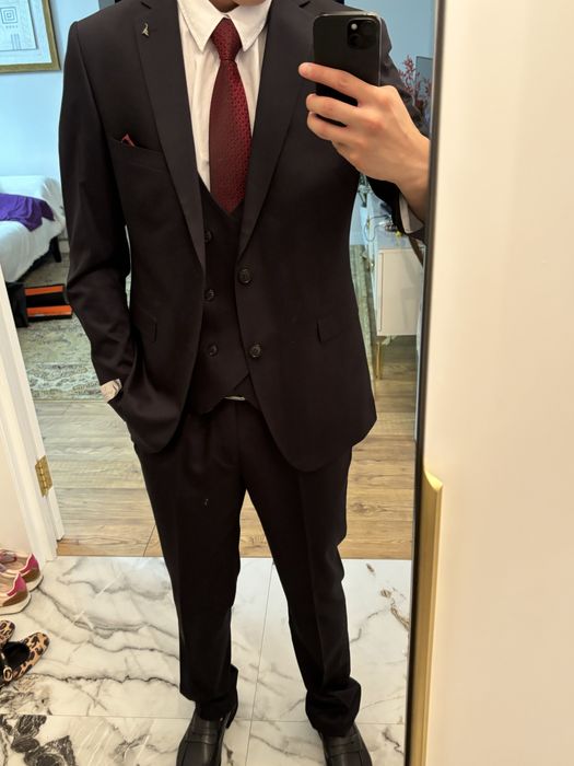 Продаетая Костюм,срочноо