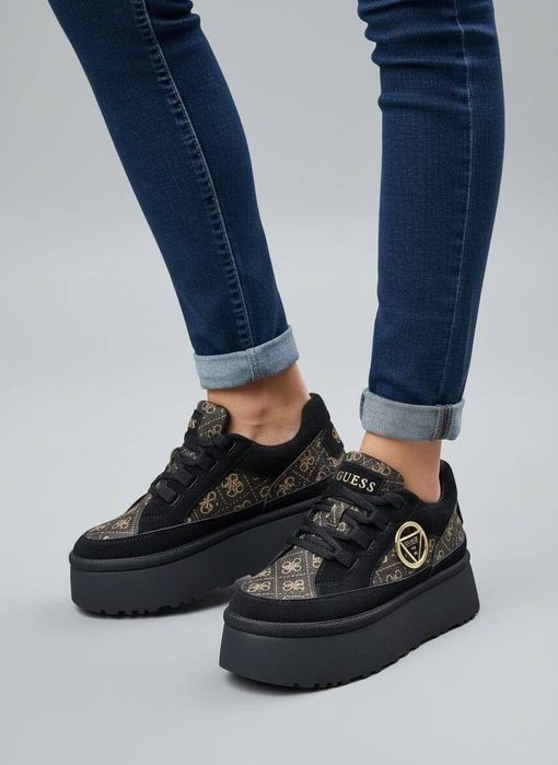 Adidași cu talpă inaltă