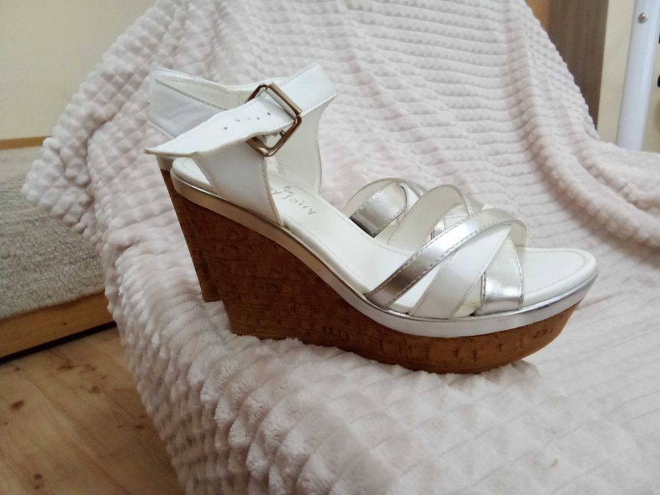 САНДАЛИ с платформа