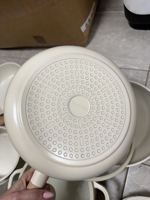 Carote комплек тенджери и тигани с капак нови