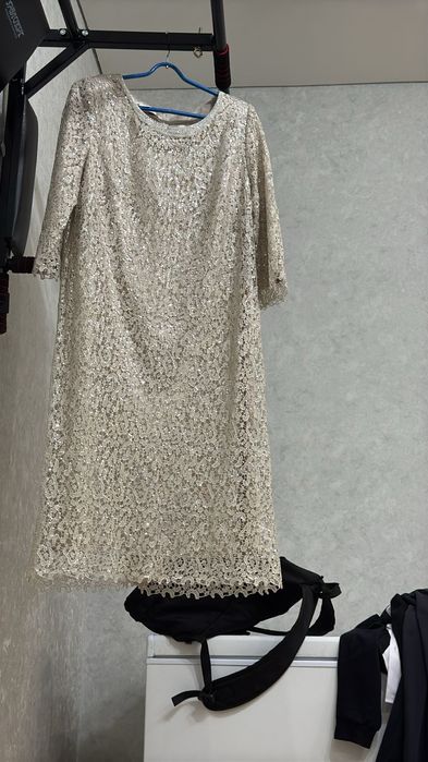 Платье золотистое продам