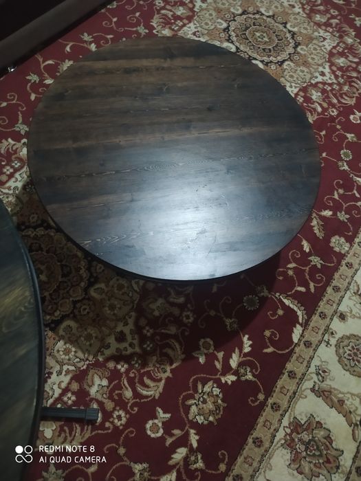 Мебель,  екі үстел.