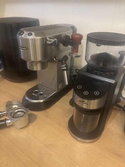 Espresor Delonghi Dedica si rasnita electrica