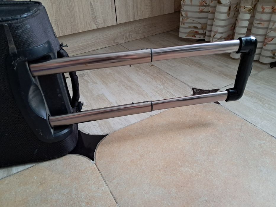 Чемодан продам без одного колеса.