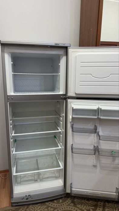 Холодильник с морозильной камерой