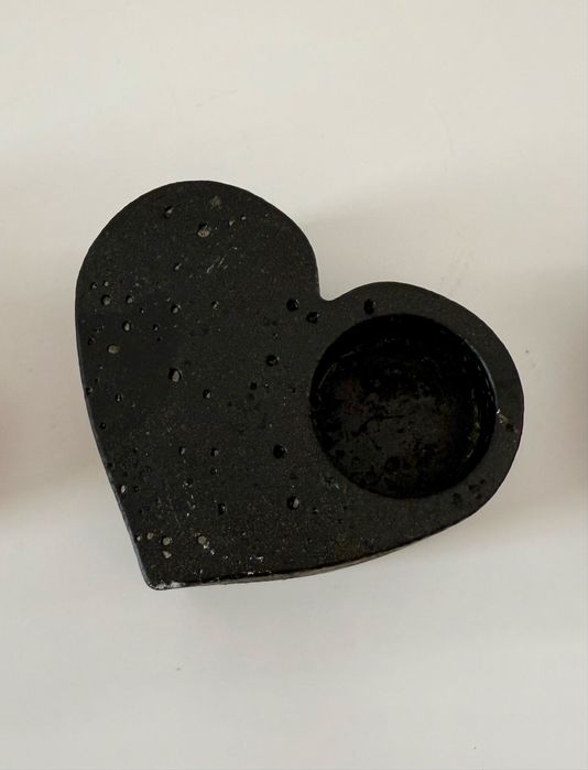 Ръчно изработен свещник “Сърце” – елегантност с послание