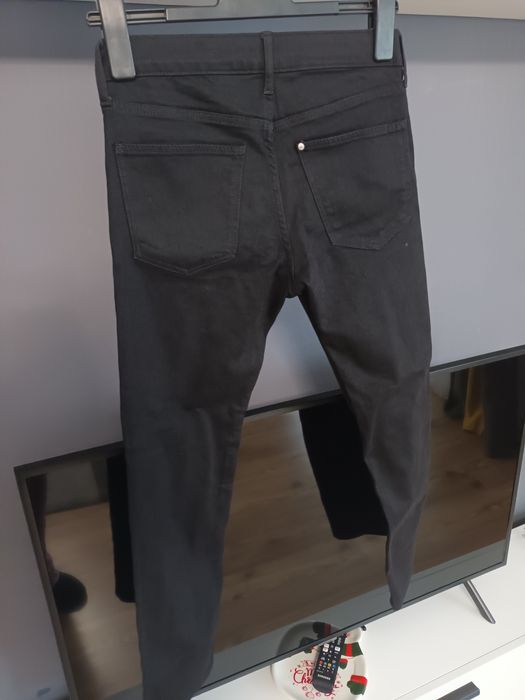 Blugi H&M Slim Fit cu talie ajustabilă.
