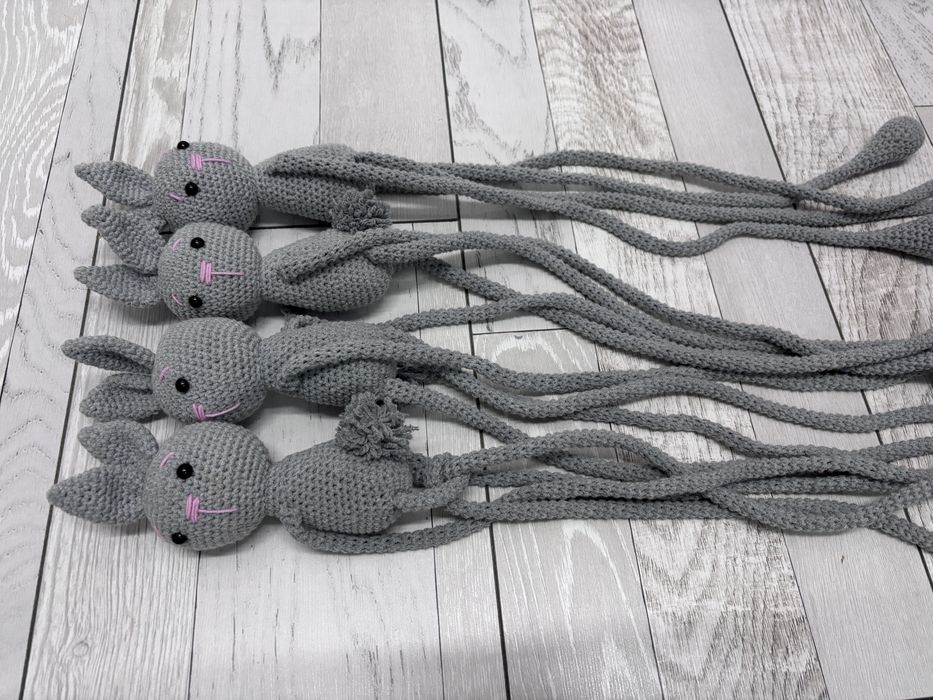 Ръчно плетени зайчета.Държач за завеса