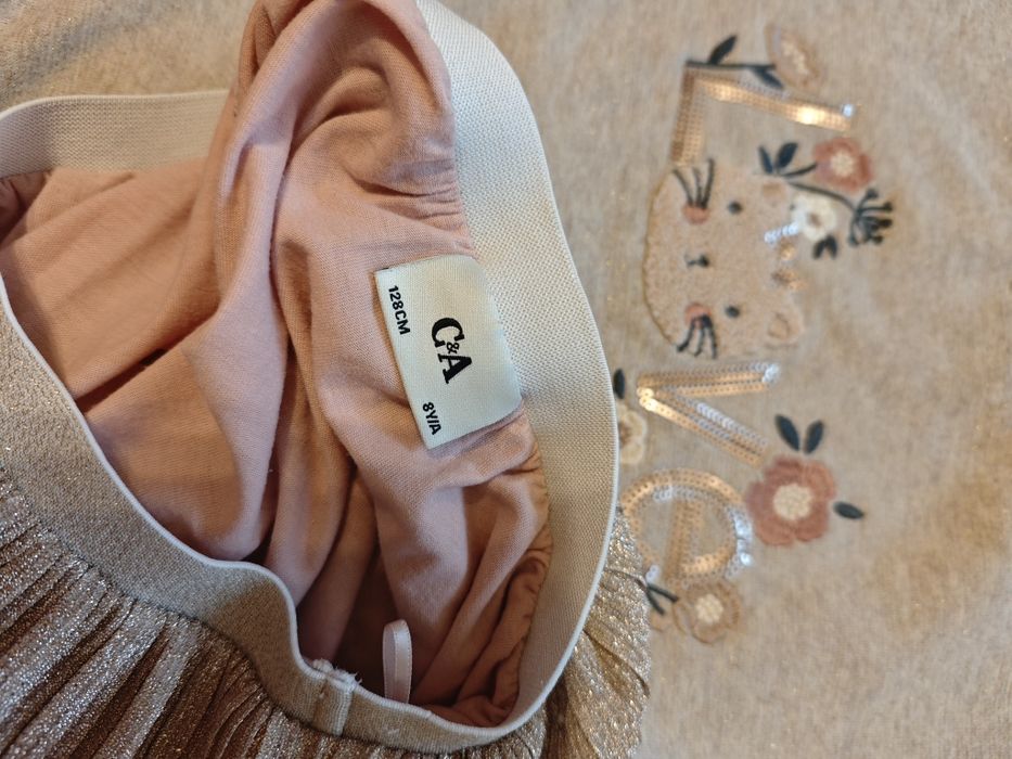 Детски комплект за момиче 128 в златисто плисирана пола  блуза love