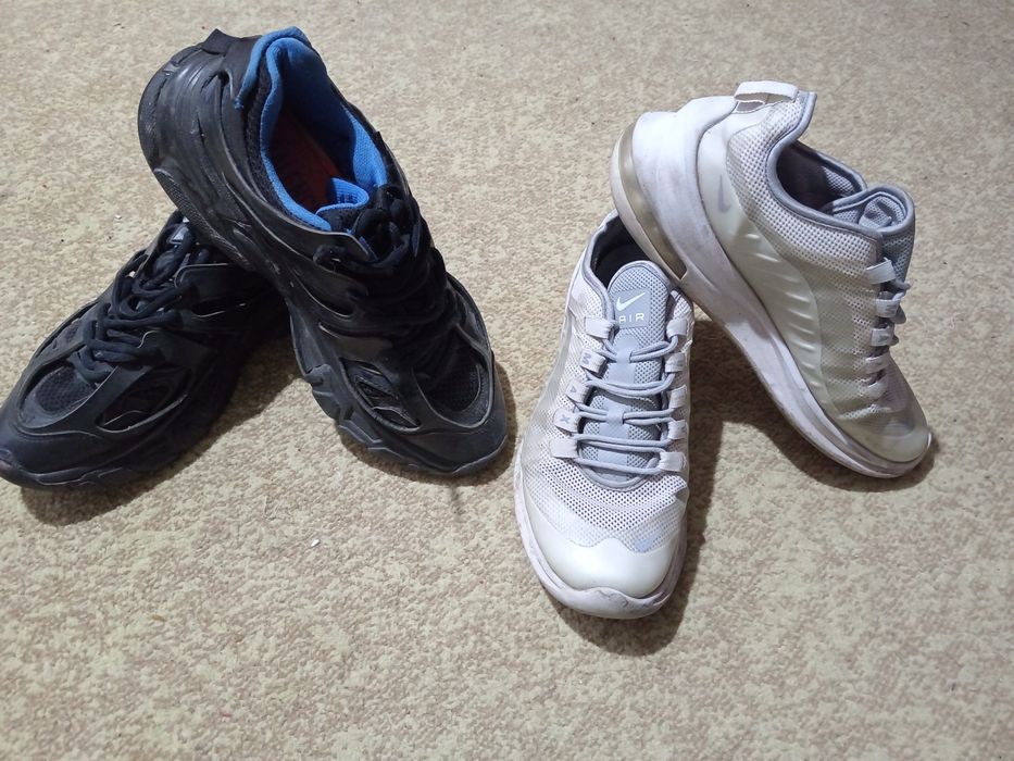 Oyoq kiyimlar sotiladi