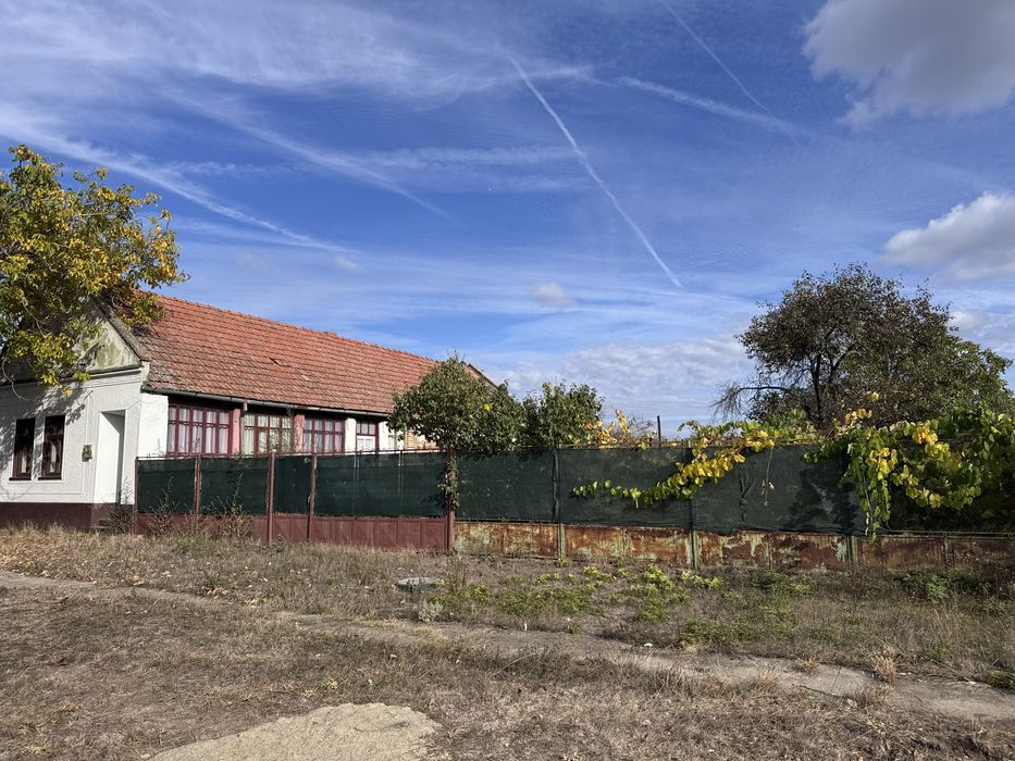 Vand casa cu teren 2877 mp si front stradal 40 m