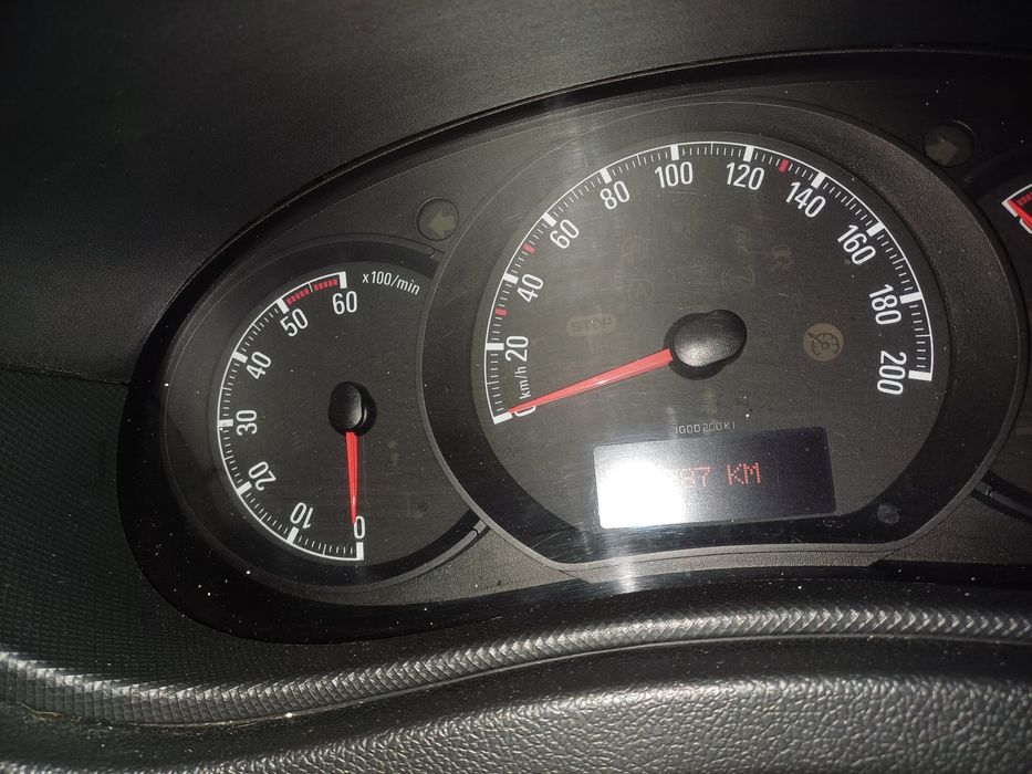 Vând Renault master carosat cu lift hidraulic.