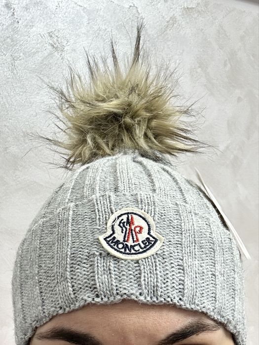 Căciulă gri cu moț Moncler